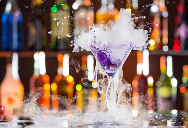 Koktél jéggőzzel a bárpulton — Stock Fotó