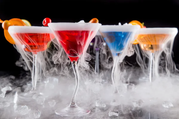 Cocktailar med ice vapor på bar skrivbord — Stockfoto