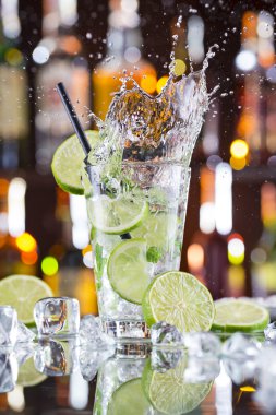 taze mojito içmek sıvı sıçrama ile