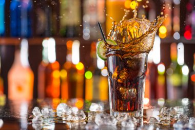 Cam bar Resepsiyon üzerinde kola