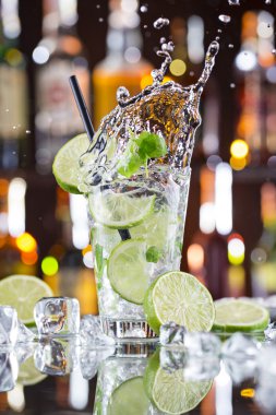 taze mojito içmek sıvı sıçrama ile