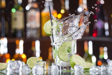 taze mojito içmek sıvı sıçrama ile