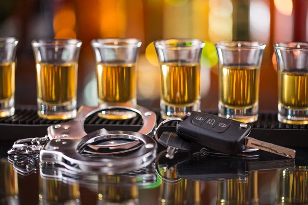 Sklenice whisky a klíče od auta — Stock fotografie