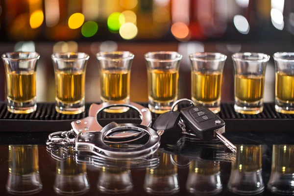 Üveg whiskey-t és a autó kulcsok — Stock Fotó