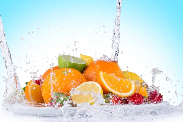 Frutta con spruzzi d'acqua — Foto Stock