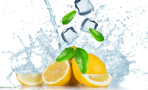 Frutta fresca con spruzzi d'acqua — Foto Stock