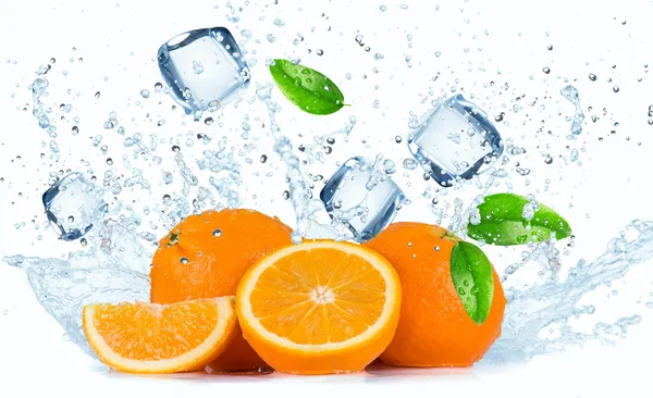 Orangen mit Wasserspritzern — Stockfoto