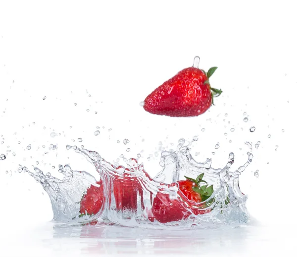 Fraises fraîches avec éclaboussures d'eau — Photo