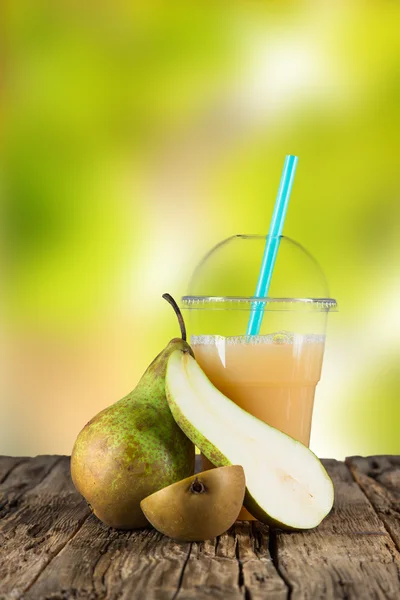 新鮮な健康的な梨ジュース — ストック写真