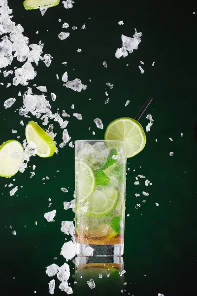 Frischer Mojito-Drink mit flüssigem Spritzer — Stockfoto