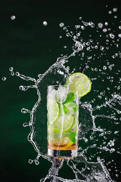 Bebida de mojito fresco com respingo líquido — Fotografia de Stock