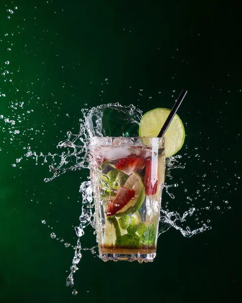 Bevanda mojito fresca con spruzzi di liquido — Foto Stock