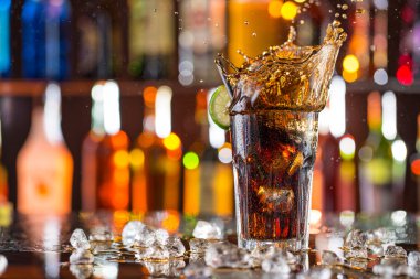Cam bar sıvı sıçramasına ile Resepsiyon üzerinde kola