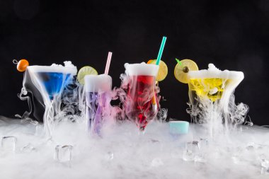 Bar masasında buz buharlı kokteyl.