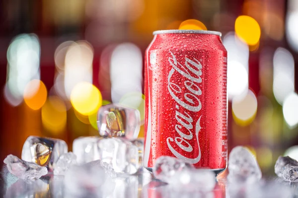 Can of Coca-Cola on bar desk. — Stock Photo, Image