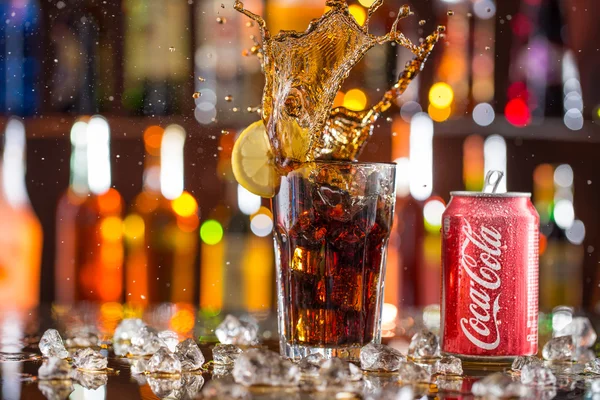 Can de Coca-Cola en el mostrador del bar . —  Fotos de Stock