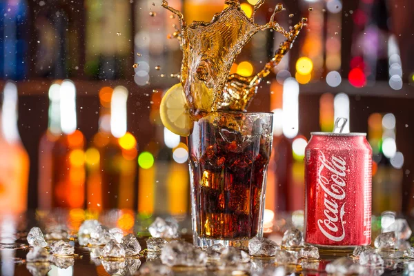 Κουτάκι Coca-Cola σε μπαρ γραφείο. — Φωτογραφία Αρχείου