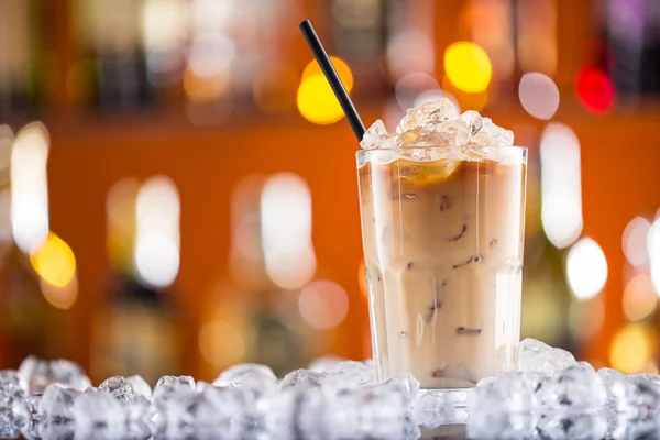 Ice coffee på bar skrivbord — Stockfoto