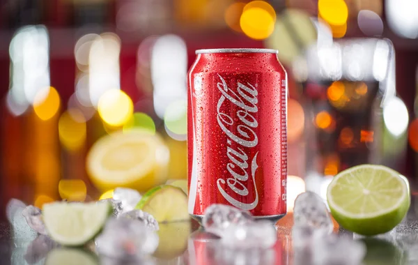 Może Coca-Coli na pasku informacji turystycznej. — Zdjęcie stockowe