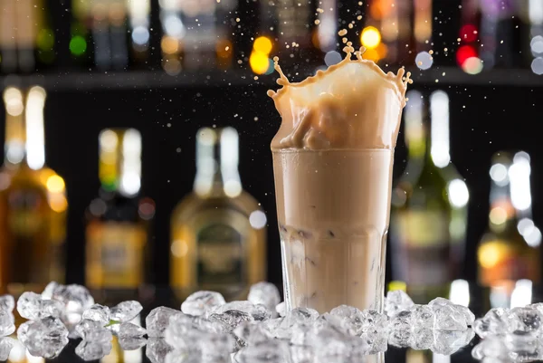 Minuman kopi dingin dengan es, kacang dan percikan — Stok Foto