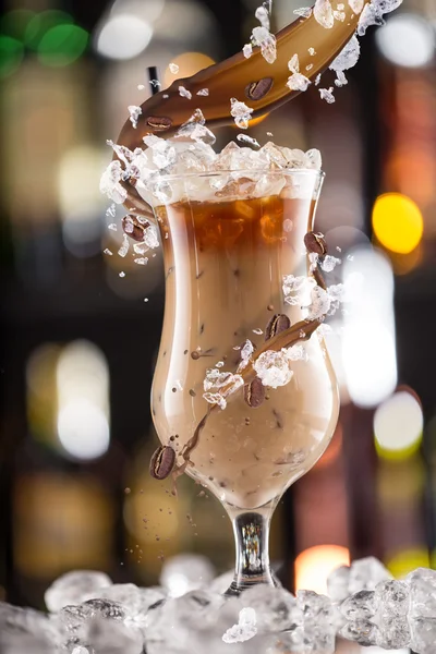 Bebida de café fria com gelo, feijão e salpicos — Fotografia de Stock