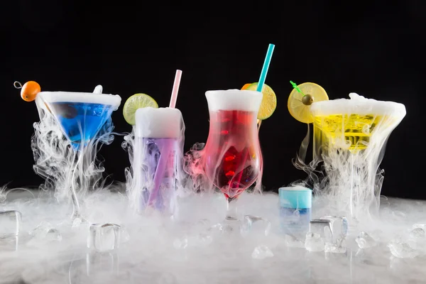 Коктейль с паром льда на барной стойке — стоковое фото