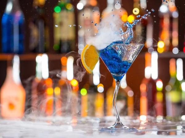 Коктейль с паром льда на барной стойке — стоковое фото