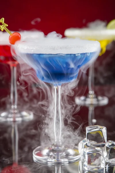 Cocktail avec vapeur de glace sur le bureau du bar — Photo