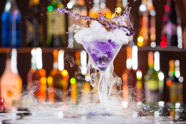 Cocktail con vapore di ghiaccio sulla scrivania del bar — Foto Stock