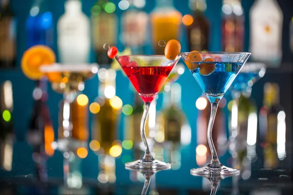 Cocktail with ice vapor on bar desk — Stock Photo, Image