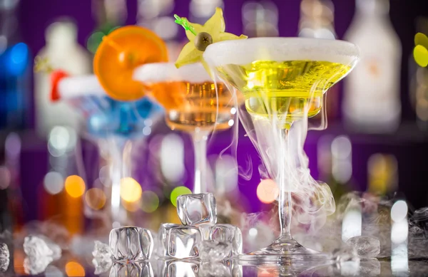 Cocktail with ice vapor on bar desk — Stock Photo, Image