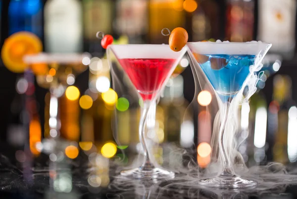 Cocktail with ice vapor on bar desk — Stock Photo, Image