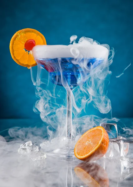Cocktail med is ånga på barbord — Stockfoto
