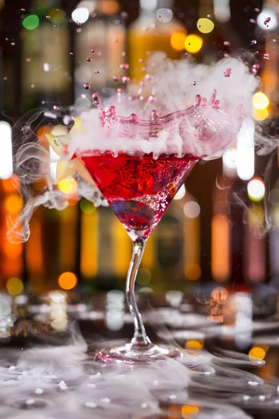 Cocktail mit Eisdampf auf dem Bartisch — Stockfoto