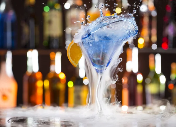 Cocktail con vapore di ghiaccio sulla scrivania del bar — Foto Stock