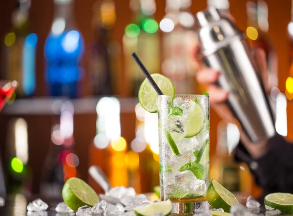 Färska mojito drink på bar skrivbord — Stockfoto