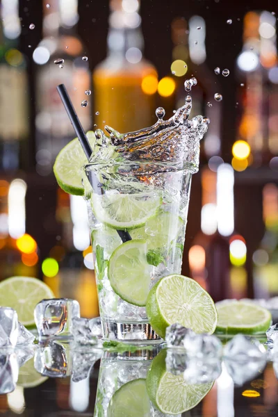 Verse mojito drankje met vloeibare plons — Stockfoto