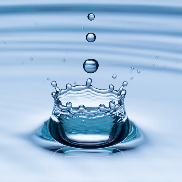 Gota de agua en movimiento de congelación —  Fotos de Stock