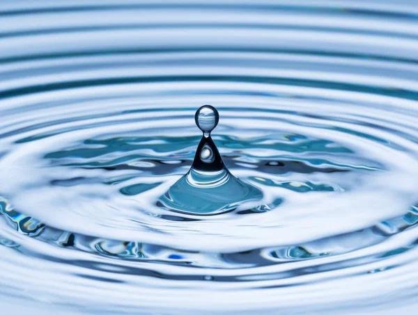 Gota de agua en movimiento de congelación — Foto de Stock