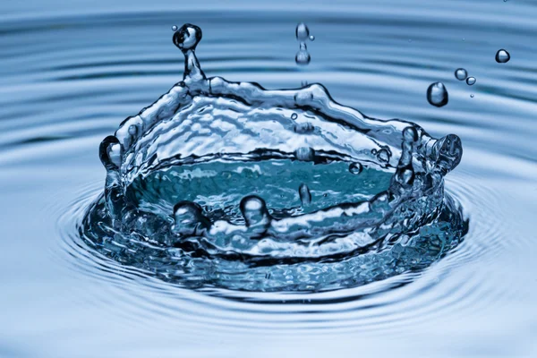 Kropla wody w zamrożenie ruchu — Zdjęcie stockowe