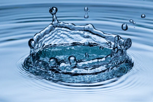 Gota de agua en movimiento de congelación —  Fotos de Stock