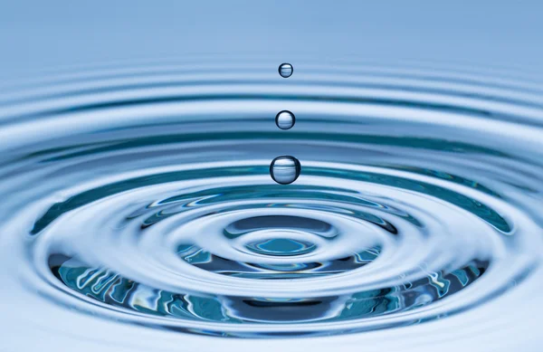 Wassertropfen in Gefrierbewegung — Stockfoto