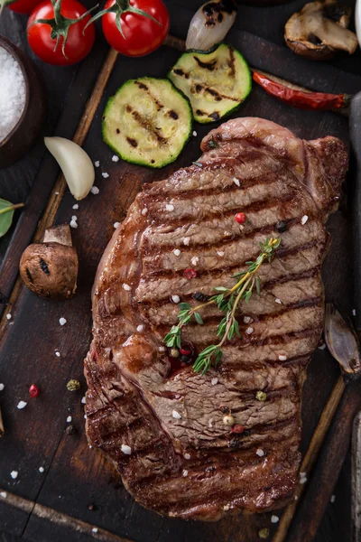 Bife de carne em mesa de madeira — Fotografia de Stock