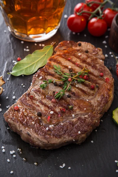 Bife de carne em mesa de madeira — Fotografia de Stock