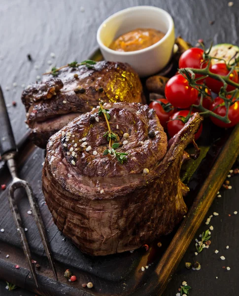 Biefstuk op houten tafel — Stockfoto