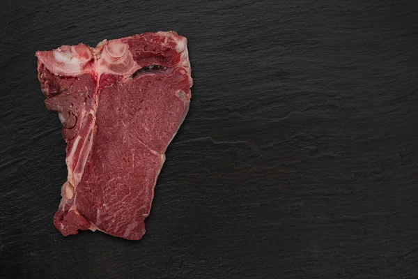 Hovězí steak na dřevěný stůl — Stock fotografie
