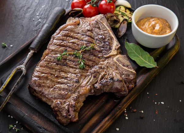 Bife de carne em mesa de madeira — Fotografia de Stock