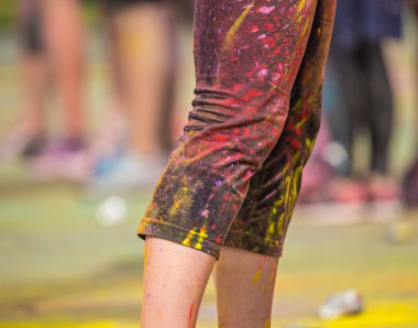 insanlar renkli tozla kaplı.