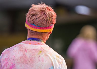 insanlar renkli tozla kaplı.