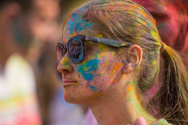 insanlar renkli tozla kaplı.